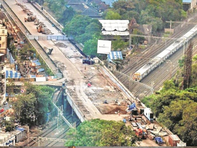 An hour to a ten minute journey people angry over work on Lower Parel bridge | दहा मिनिटांच्या प्रवासाला एक तास! लोअर परळच्या पुलाचे काम रखडल्याने स्थानिक संतप्त An hour to a ten minute journey people angry over work on Lower Parel bridge | दहा मिनिटांच्या प्रवासाला एक तास! लोअर परळच्या पुलाचे काम रखडल्याने स्थानिक संतप्त