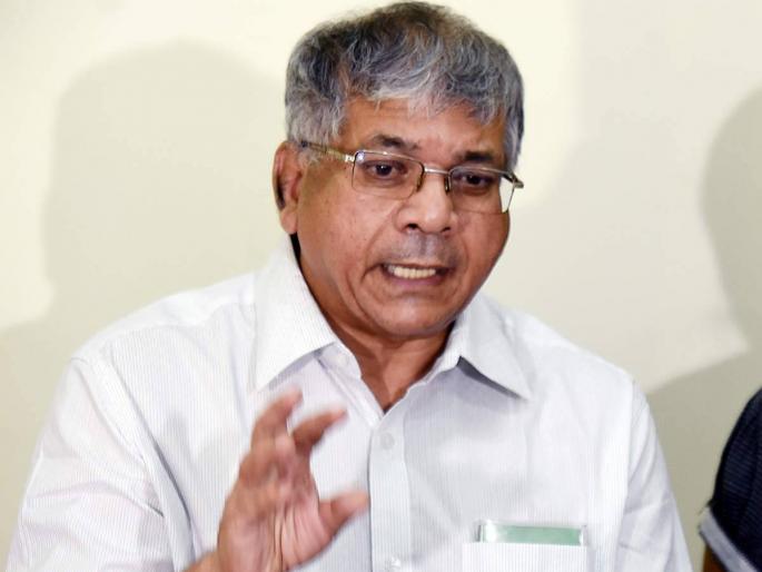 Attack on Pawars house is wrong but government exploited ST workers says Prakash Ambedkar | पवारांच्या घरावरील हल्ला ही चूकच, पण सरकारने एसटी कामगारांचे शोषण केले: प्रकाश आंबेडकर Attack on Pawars house is wrong but government exploited ST workers says Prakash Ambedkar | पवारांच्या घरावरील हल्ला ही चूकच, पण सरकारने एसटी कामगारांचे शोषण केले: प्रकाश आंबेडकर