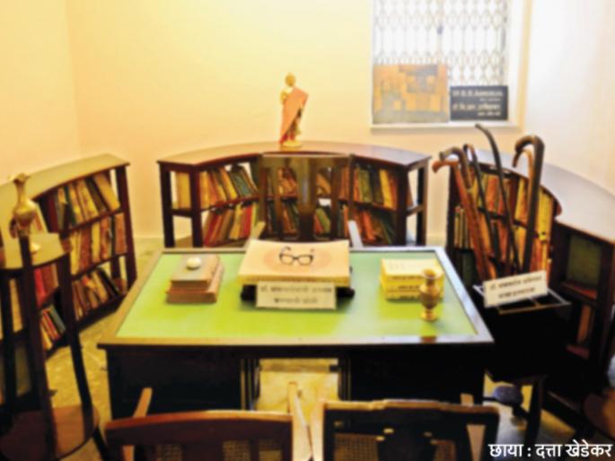 Dr Babasaheb Ambedkar did study for hours at the same table | डॉ. बाबासाहेब आंबेडकर यांनी याच टेबलवर तासन् तास केली ज्ञानतपस्या Dr Babasaheb Ambedkar did study for hours at the same table | डॉ. बाबासाहेब आंबेडकर यांनी याच टेबलवर तासन् तास केली ज्ञानतपस्या