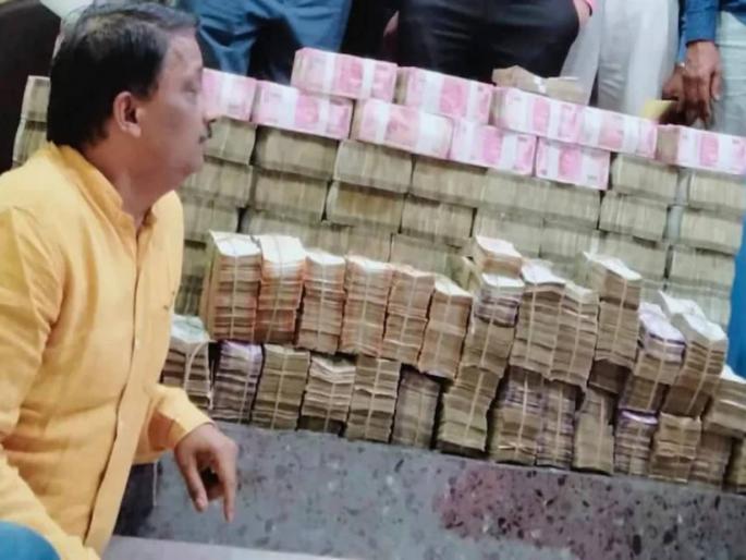 in uttar pradesh hamirpur pan masala businessman raid crore rupees recovery | व्यापाऱ्याच्या बेडमध्ये सापडली काळी माया; मोजायला १८ तास लागले, अधिकारी चक्रावले in uttar pradesh hamirpur pan masala businessman raid crore rupees recovery | व्यापाऱ्याच्या बेडमध्ये सापडली काळी माया; मोजायला १८ तास लागले, अधिकारी चक्रावले