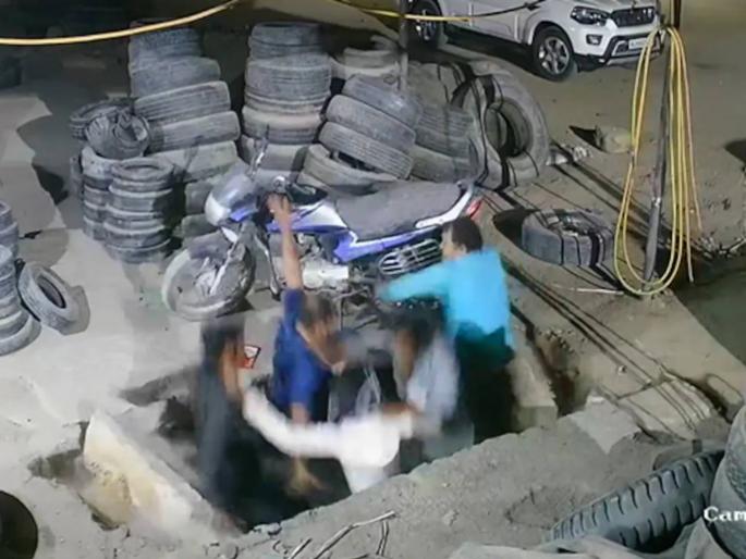 five youths standing at the puncture shop suddenly fell into the ground see the shocking video | ...अन् पंक्चरच्या दुकानातील पाच तरुण क्षणार्धात कोसळले, जमिनीत सामावले; व्हिडीओ व्हायरल five youths standing at the puncture shop suddenly fell into the ground see the shocking video | ...अन् पंक्चरच्या दुकानातील पाच तरुण क्षणार्धात कोसळले, जमिनीत सामावले; व्हिडीओ व्हायरल
