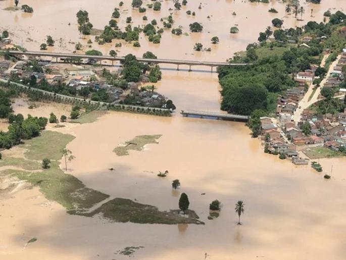 South African President Cyril Ramaphosa declares state of disaster over heavy floods | दक्षिण आफ्रिकेत भीषण पुरामुळे ४०० जणांचा मृत्यू; अध्यक्षांकडून राष्ट्रीय आपत्ती जाहीर South African President Cyril Ramaphosa declares state of disaster over heavy floods | दक्षिण आफ्रिकेत भीषण पुरामुळे ४०० जणांचा मृत्यू; अध्यक्षांकडून राष्ट्रीय आपत्ती जाहीर