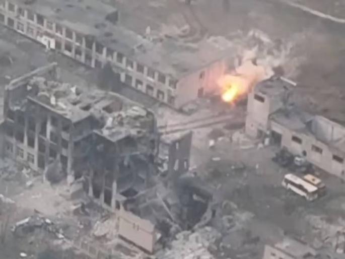 Russia vs Ukraine War Ukrainian tank shoots THROUGH a building and blasts Russian armoured vehicle | Russia vs Ukraine War: परफेक्ट निशाणा! युक्रेनच्या टँकचा आरपार वार; इमारतीच्या पलीकडचं रशियाचं वाहन उद्ध्वस्त Russia vs Ukraine War Ukrainian tank shoots THROUGH a building and blasts Russian armoured vehicle | Russia vs Ukraine War: परफेक्ट निशाणा! युक्रेनच्या टँकचा आरपार वार; इमारतीच्या पलीकडचं रशियाचं वाहन उद्ध्वस्त