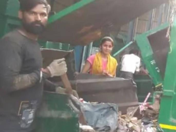 Two Girl Found Missing Gold Ear Rings In 50 Tons Of Garbage In Agra | चुकून कचरा गाडीत टाकले सोन्याचे दागिने; दोन बहिणींनी तब्बल ५० टन कचऱ्यात केली शोधाशोध Two Girl Found Missing Gold Ear Rings In 50 Tons Of Garbage In Agra | चुकून कचरा गाडीत टाकले सोन्याचे दागिने; दोन बहिणींनी तब्बल ५० टन कचऱ्यात केली शोधाशोध