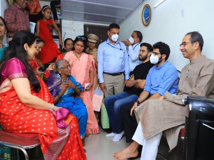 cm uddhav thackeray meets 80 year old party worker with his family | तुम्ही अजूनही युवासेनेत! मुख्यमंत्री 'फायर आजीं'च्या भेटीला; ठाकरेंकडून आजींना खास निमंत्रण cm uddhav thackeray meets 80 year old party worker with his family | तुम्ही अजूनही युवासेनेत! मुख्यमंत्री 'फायर आजीं'च्या भेटीला; ठाकरेंकडून आजींना खास निमंत्रण