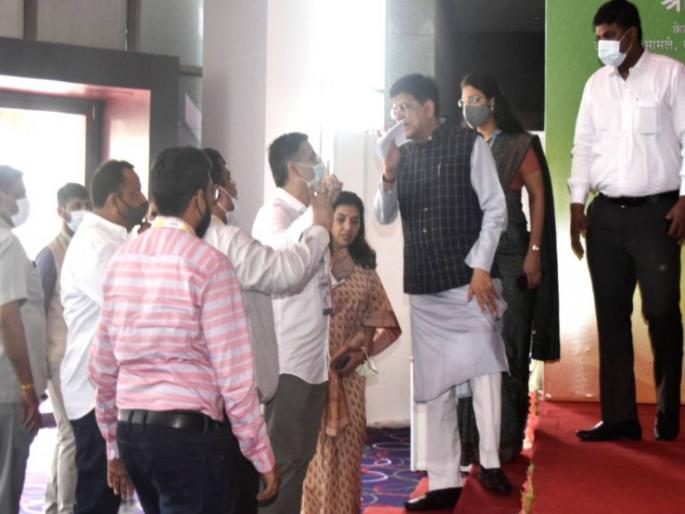 Union minister Piyush Goyal cuts short speech at fair’s inaugural ceremony in Delhi | फूड फेअरमध्ये ढिसाळ आयोजनामुळे लोक संतापले; पियूष गोयल भाषण अर्ध्यावर सोडून निघून गेले Union minister Piyush Goyal cuts short speech at fair’s inaugural ceremony in Delhi | फूड फेअरमध्ये ढिसाळ आयोजनामुळे लोक संतापले; पियूष गोयल भाषण अर्ध्यावर सोडून निघून गेले