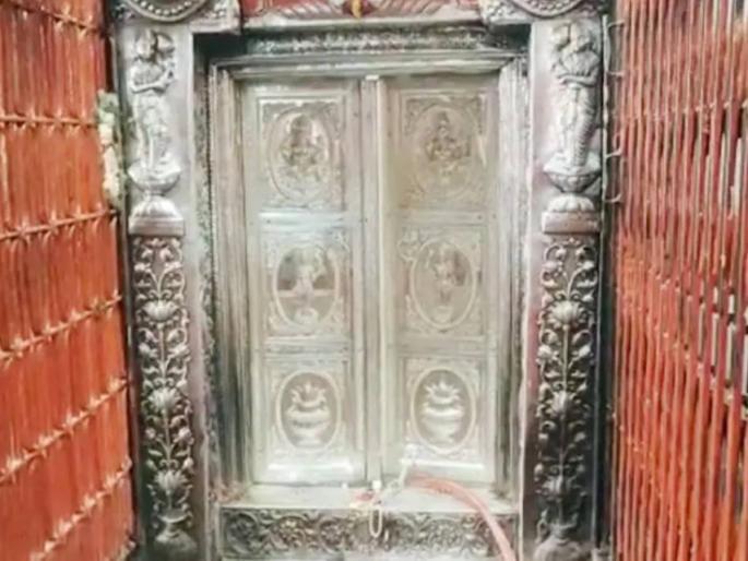 silver gate 101 kg installed mandir donated vindhyavasini mandir devotee ranchi mirzapur uttar pradesh | नवस पूर्ण होताच भक्तानं विंध्यवासनी मंदिराला बसवला तब्बल १०१ किलो चांदीचा दरवाजा! silver gate 101 kg installed mandir donated vindhyavasini mandir devotee ranchi mirzapur uttar pradesh | नवस पूर्ण होताच भक्तानं विंध्यवासनी मंदिराला बसवला तब्बल १०१ किलो चांदीचा दरवाजा!