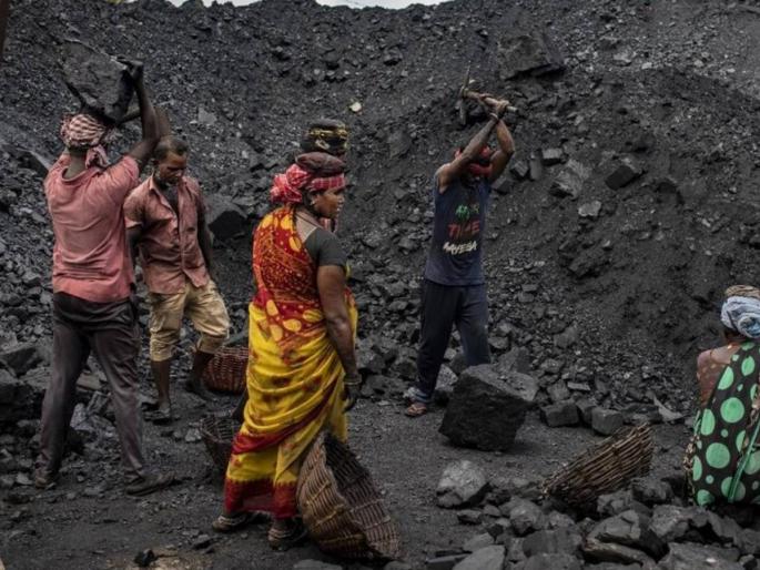 delhi coal shortage power crisis interrupted metro trains hospitals kejriwal govt letter to centre government | कोळशाच्या तुटवड्यामुळे दिल्लीत बत्तीगुल होणार?, मेट्रो आणि रुग्णालयांसमोर मोठं संकट!