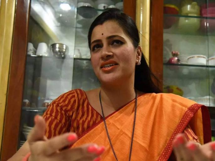 state Chief secretary submits report to lok sabha secretary claims mp navneet rana's allegations are baseless | आरोप बिनबुडाचे! 'फॅक्च्युअल' अहवाल दिल्लीला गेला; नवनीत राणांवर कारवाई होणार? state Chief secretary submits report to lok sabha secretary claims mp navneet rana's allegations are baseless | आरोप बिनबुडाचे! 'फॅक्च्युअल' अहवाल दिल्लीला गेला; नवनीत राणांवर कारवाई होणार?