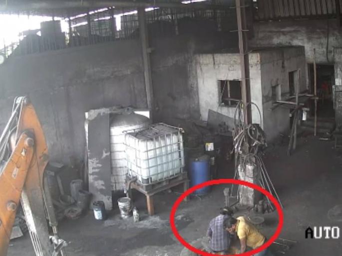 raipur 2 people died due to tire burst while filling air jcb | बुलडोझरच्या टायरमध्ये हवा भरताना मोठा स्फोट, दोन जणांचा मृत्यू; अंगावर काटा आणणारा Video raipur 2 people died due to tire burst while filling air jcb | बुलडोझरच्या टायरमध्ये हवा भरताना मोठा स्फोट, दोन जणांचा मृत्यू; अंगावर काटा आणणारा Video