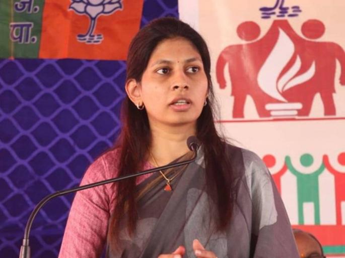 bjp mp raksha khadse lefts meeting with villagers after facing backlash | आठ वर्षे कुठे होतात? तेव्हा गाव दिसलं नाही? ग्रामस्थांचा संताप, रक्षा खडसेंनी घेतला काढता पाय