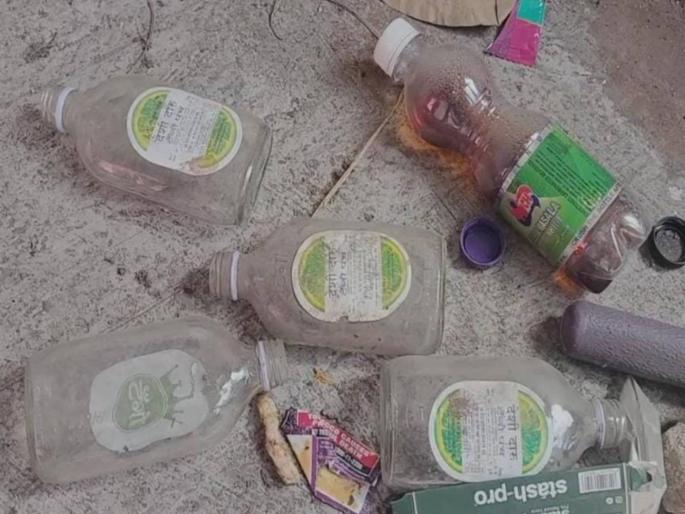 historic Bhide wadas condition worsened people using it for alcohol drinking | ऐतिहासिक भिडे वाड्याची दुरावस्था; दारू, बिछाना अन् पार्ट्यांचा तमाशा historic Bhide wadas condition worsened people using it for alcohol drinking | ऐतिहासिक भिडे वाड्याची दुरावस्था; दारू, बिछाना अन् पार्ट्यांचा तमाशा