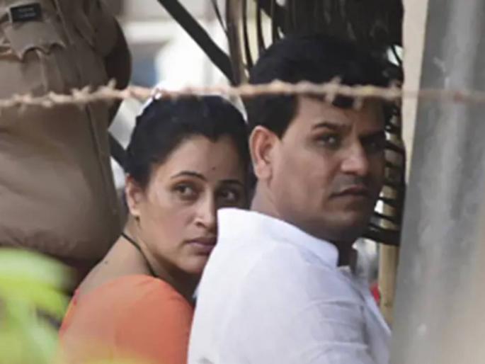 BMC issues show-cause notice to Navneet Rana Ravi Rana over illegal construction at Khar residence | राणांच्या अडचणी वाढणार; 'त्या' घरावर हातोडा पडणार? पालिकेनं नोटीस पाठवली BMC issues show-cause notice to Navneet Rana Ravi Rana over illegal construction at Khar residence | राणांच्या अडचणी वाढणार; 'त्या' घरावर हातोडा पडणार? पालिकेनं नोटीस पाठवली