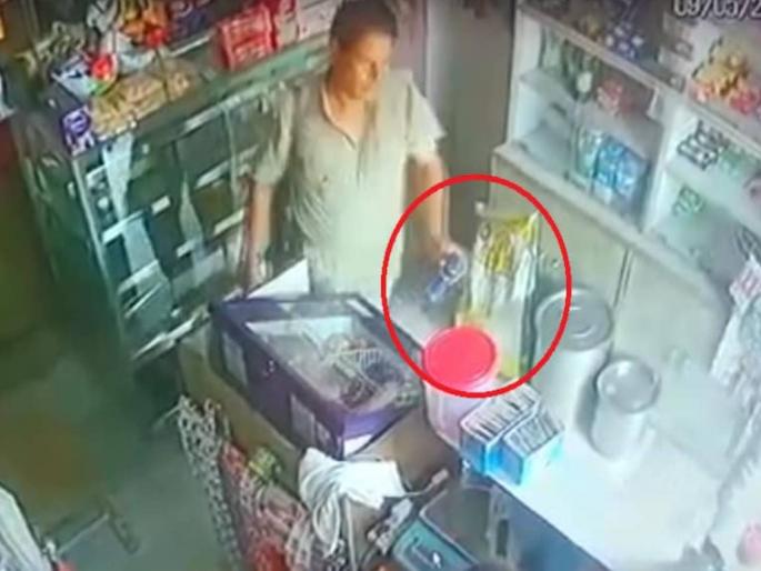 varanasi police constable deodorant theft cctv video up police | 'चोर' पोलीस! किराणा दुकानातून पोलिसानं डिओ चोरला; त्याच दुकानात विकला varanasi police constable deodorant theft cctv video up police | 'चोर' पोलीस! किराणा दुकानातून पोलिसानं डिओ चोरला; त्याच दुकानात विकला
