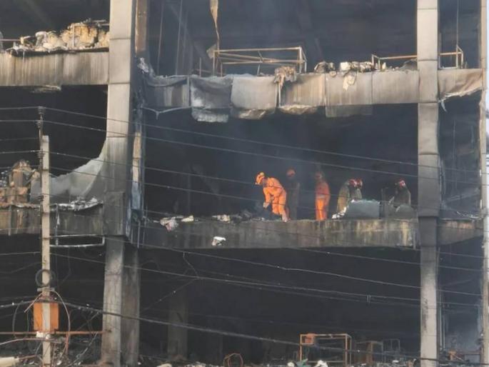 delhi mundka fire case distraught relatives of the victims of fire incident in commercial building | Delhi Mundka Fire: दुर्घटनेच्याच दिवशी बहिणीला पहिला वहिला पगार मिळाला, आता ती कुठंय कुणालाच ठावूक नाही! delhi mundka fire case distraught relatives of the victims of fire incident in commercial building | Delhi Mundka Fire: दुर्घटनेच्याच दिवशी बहिणीला पहिला वहिला पगार मिळाला, आता ती कुठंय कुणालाच ठावूक नाही!