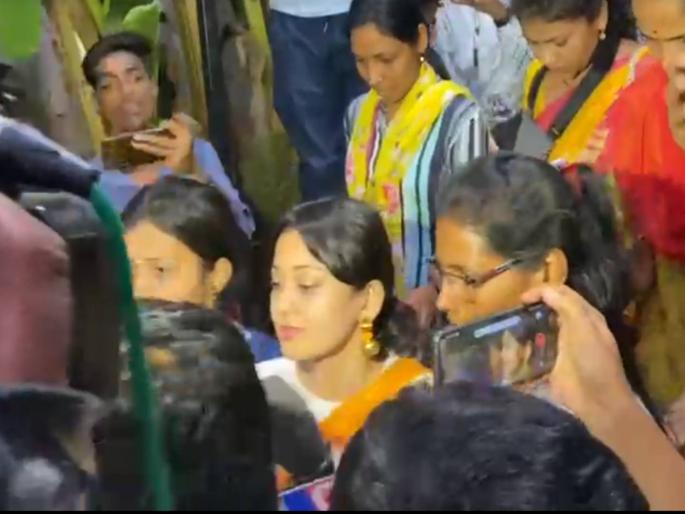 ncp workers throws eggs and blank ink on ketaki chitale for her contraversial post on sharad pawar | केतकी चितळेवर पोलीस ठाण्याबाहेर अंडी, शाईफेक; राष्ट्रवादी महिला मोर्चा आक्रमक ncp workers throws eggs and blank ink on ketaki chitale for her contraversial post on sharad pawar | केतकी चितळेवर पोलीस ठाण्याबाहेर अंडी, शाईफेक; राष्ट्रवादी महिला मोर्चा आक्रमक