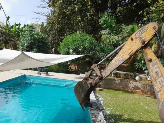 6 year old girl dies 50 days after breaking of unauthorized swimming pool | ६ वर्षीय मुलीचा मृत्यू, अनधिकृत स्विमिंग पूल तोडण्याची अखेर ५० दिवसांनी पालिकेला उपरती 6 year old girl dies 50 days after breaking of unauthorized swimming pool | ६ वर्षीय मुलीचा मृत्यू, अनधिकृत स्विमिंग पूल तोडण्याची अखेर ५० दिवसांनी पालिकेला उपरती