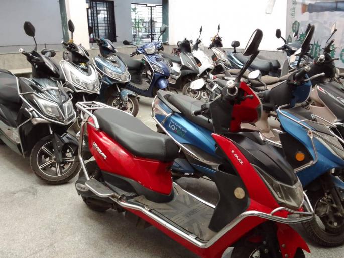 RTO action against those speeding e scooters illegally | ई-स्कूटरचा बेकायदा वेग वाढवणाऱ्यांवर आरटीओची कारवाई; ५० दुचाकी जप्त RTO action against those speeding e scooters illegally | ई-स्कूटरचा बेकायदा वेग वाढवणाऱ्यांवर आरटीओची कारवाई; ५० दुचाकी जप्त