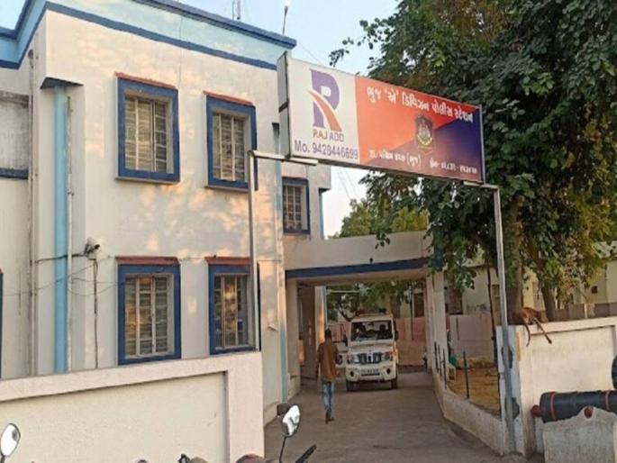 gujarat kutch jobless son attack on his mother | आई संतापून म्हणाली 'अरे काही तरी कामधंदा कर..'; मुलानं जे केलं ते पाहून सारेच सुन्न झाले! gujarat kutch jobless son attack on his mother | आई संतापून म्हणाली 'अरे काही तरी कामधंदा कर..'; मुलानं जे केलं ते पाहून सारेच सुन्न झाले!