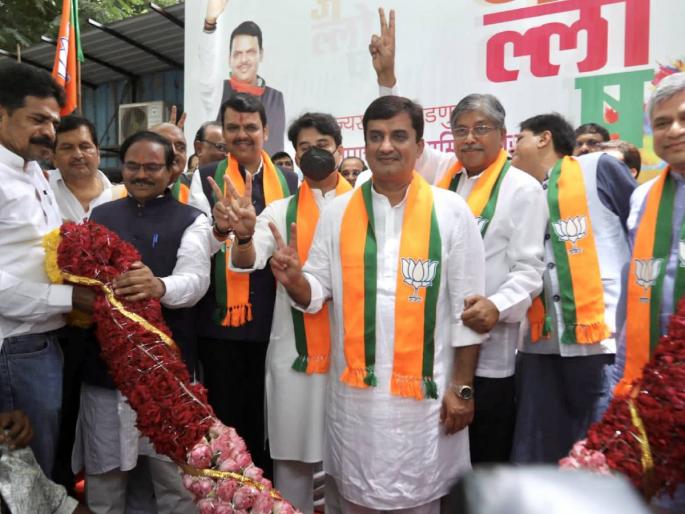 Fadnavis hits Uddhav Thackeray Mahadik 6th seat won by bjp | फडणवीसांचा उद्धव ठाकरेंना दणका; महाडिक यांची ६वी जागा अक्षरश: खेचून आणली Fadnavis hits Uddhav Thackeray Mahadik 6th seat won by bjp | फडणवीसांचा उद्धव ठाकरेंना दणका; महाडिक यांची ६वी जागा अक्षरश: खेचून आणली