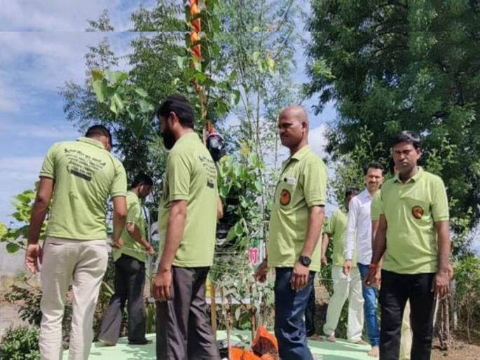 Pipal Purnima celebrated by men in Aurangabad protest by husbands | 'असली बायको नको रे देवा', १०८ उलट्या प्रदक्षिणा; औरंगाबादमध्ये पुरुषांकडून चक्क पिंपळपौर्णिमा साजरी Pipal Purnima celebrated by men in Aurangabad protest by husbands | 'असली बायको नको रे देवा', १०८ उलट्या प्रदक्षिणा; औरंगाबादमध्ये पुरुषांकडून चक्क पिंपळपौर्णिमा साजरी