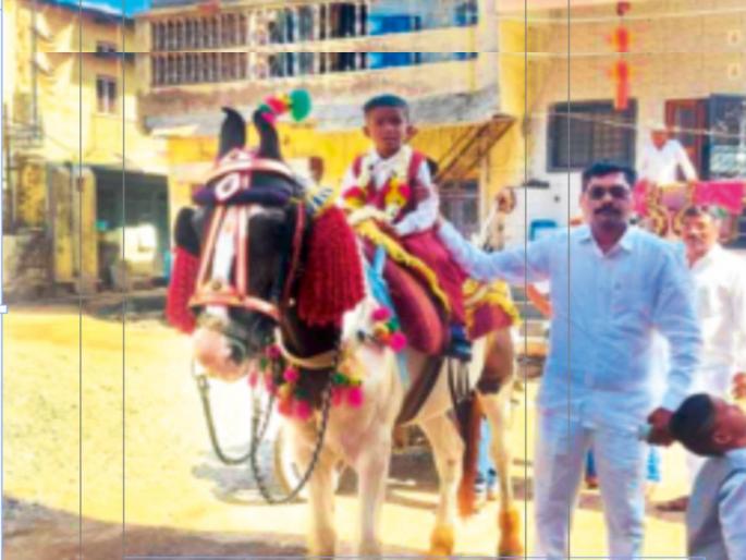student first day in school he came with Riding a horse | नादच खुळा! घोड्यावर स्वार होऊन जिल्हा परिषद शाळेत ठेवले पहिले पाऊल student first day in school he came with Riding a horse | नादच खुळा! घोड्यावर स्वार होऊन जिल्हा परिषद शाळेत ठेवले पहिले पाऊल
