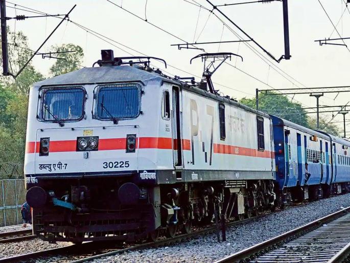 Travel by mail express with general ticket Facilities in 165 trains of Central Railway | जनरल तिकीट घेऊन करा मेल, एक्स्प्रेसमधून प्रवास; मध्य रेल्वेच्या १६५ गाड्यांमध्ये सुविधा