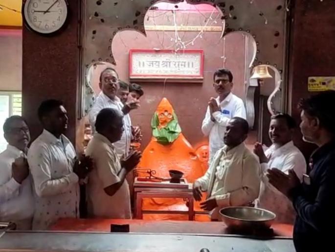 For the victory of Eknath Khadse supporters praying in hanuman mandir | नाथाभाऊ जिंकू दे...मंत्रिपद मिळू दे! एकनाथ खडसेंच्या विजयासाठी समर्थकांचं हनुमानाला साकडं For the victory of Eknath Khadse supporters praying in hanuman mandir | नाथाभाऊ जिंकू दे...मंत्रिपद मिळू दे! एकनाथ खडसेंच्या विजयासाठी समर्थकांचं हनुमानाला साकडं