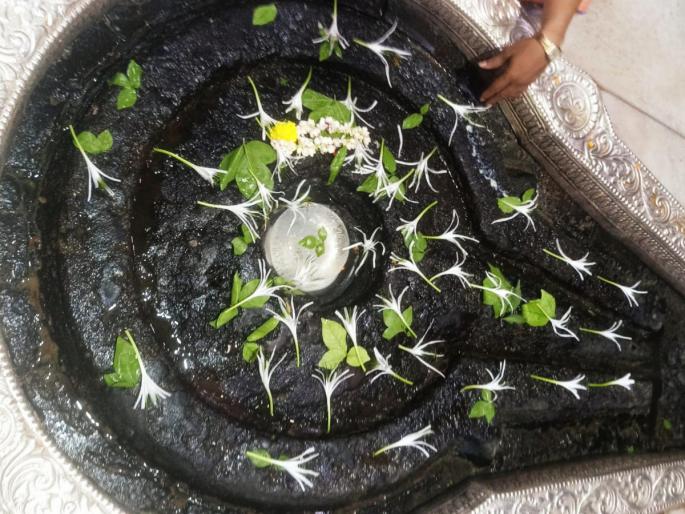 Trimbakeshwar Jyotirling Mandir: Miracle happened in Trimbakeshwar, devotees see ice covered on shivlinga! | Trimbakeshwar Jyotirling Mandir: त्र्यंबकेश्वरला घडला चमत्कार, भाविकांना मिळत आहे बर्फाच्या पिंडीचे दर्शन!