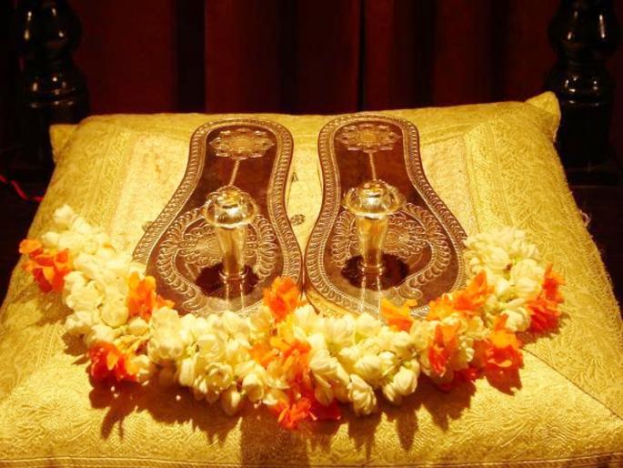 Guru Purnima 2022: When doing Guru Puja on Guru Purnima, avoid 'these' five things, otherwise it will be an insult to Guru! | Guru Purnima 2022: गुरु पौर्णिमेला गुरुपूजा करताना 'या' पाच गोष्टी प्रकर्षाने टाळा अन्यथा होईल गुरुंचा अपमान! Guru Purnima 2022: When doing Guru Puja on Guru Purnima, avoid 'these' five things, otherwise it will be an insult to Guru! | Guru Purnima 2022: गुरु पौर्णिमेला गुरुपूजा करताना 'या' पाच गोष्टी प्रकर्षाने टाळा अन्यथा होईल गुरुंचा अपमान!