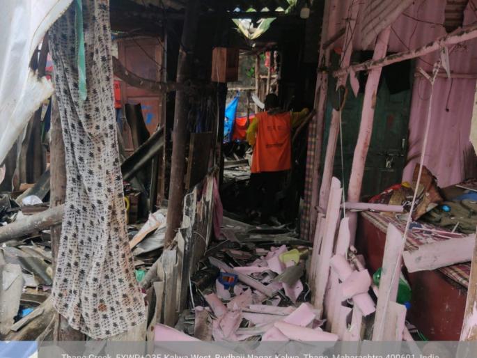 thane municipal corporation action on 52 huts in Kalwa khadi | कळवा खाडीतील ५२ झोपडय़ांवर पालिकेची कारवाई thane municipal corporation action on 52 huts in Kalwa khadi | कळवा खाडीतील ५२ झोपडय़ांवर पालिकेची कारवाई