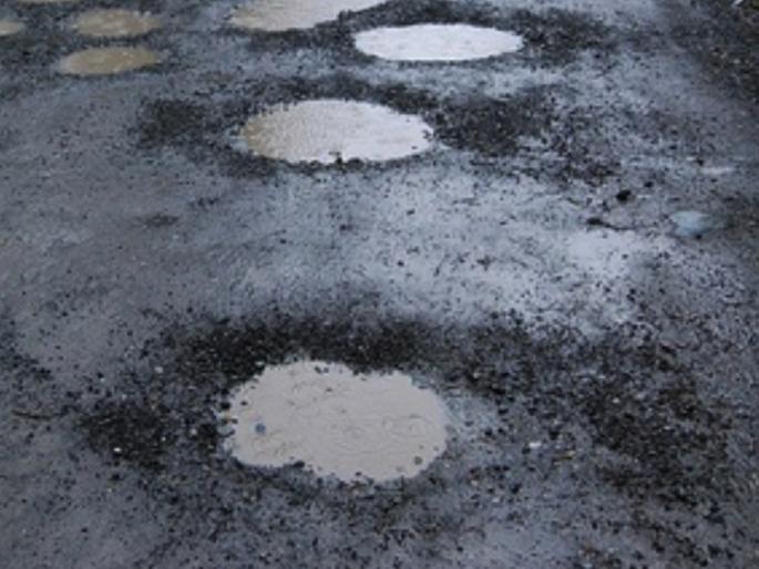 road potholes in bhiwandi one died | भिवंडीतील खड्याने घेतला एकाच बळी road potholes in bhiwandi one died | भिवंडीतील खड्याने घेतला एकाच बळी