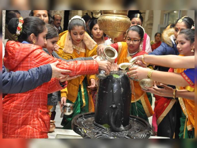 Shravan Somwar 2022: Why is it said not to keep Kalash empty while going to and come from Shiva Puja? Find out! | Shravan Somwar 2022: शिव पूजेला जाताना आणि येताना कलश रिकामा ठेवू नये असे का म्हणतात? जाणून घ्या! Shravan Somwar 2022: Why is it said not to keep Kalash empty while going to and come from Shiva Puja? Find out! | Shravan Somwar 2022: शिव पूजेला जाताना आणि येताना कलश रिकामा ठेवू नये असे का म्हणतात? जाणून घ्या!