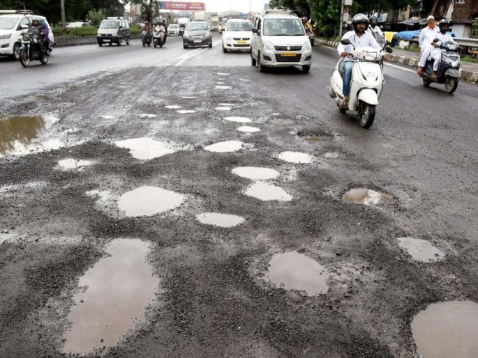 Road potholes in Mumbai will be filled with geo polymer and rapid hardening concrete method | मुंबईतील रस्त्यावरचे खड्डे जिओ पॉलिमर आणि रॅपिड हार्डनिंग काँक्रिट पद्धतीने भरणार Road potholes in Mumbai will be filled with geo polymer and rapid hardening concrete method | मुंबईतील रस्त्यावरचे खड्डे जिओ पॉलिमर आणि रॅपिड हार्डनिंग काँक्रिट पद्धतीने भरणार