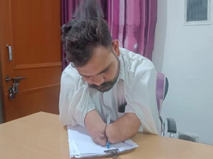 success story Both hands went into the juice machine akshay now became a lawyer | Success Story: ज्यूस मशीनमध्ये दोन्ही हात गेले, कोपरानं पेपर लिहीला अन् अक्षय बनला वकिल! success story Both hands went into the juice machine akshay now became a lawyer | Success Story: ज्यूस मशीनमध्ये दोन्ही हात गेले, कोपरानं पेपर लिहीला अन् अक्षय बनला वकिल!