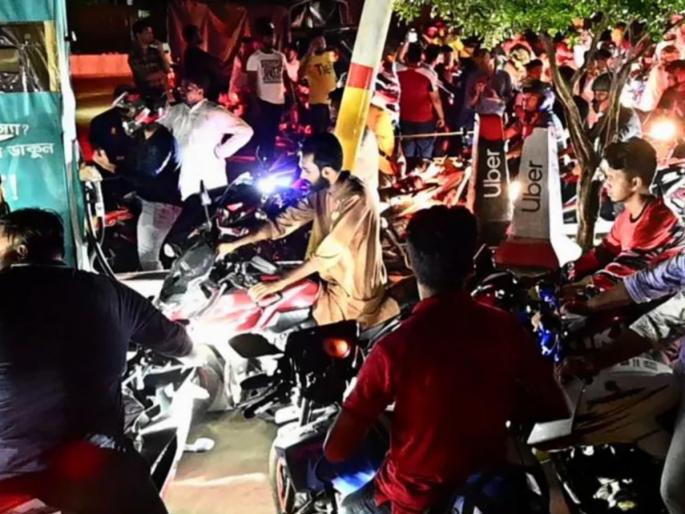 bangladesh hikes petrol price by 51 percent and diesel rate by 42 percent highest in history | बांगलादेशही श्रीलंकेच्या वाटेवर! पेट्रोल ५१ टक्के, तर डिझेल ४२ टक्क्यांनी महाग; नागरिक रस्त्यावर उतरले bangladesh hikes petrol price by 51 percent and diesel rate by 42 percent highest in history | बांगलादेशही श्रीलंकेच्या वाटेवर! पेट्रोल ५१ टक्के, तर डिझेल ४२ टक्क्यांनी महाग; नागरिक रस्त्यावर उतरले