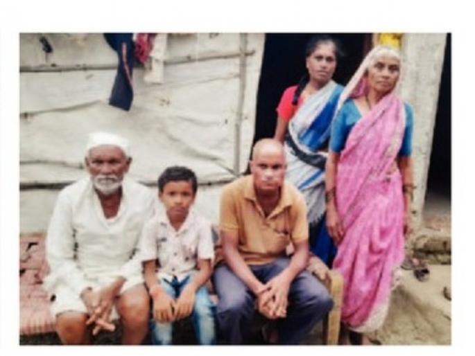 farmer suicide father told his all story about struggle | काय सांगू...अतिवृष्टीने पिकांसह मुलालाही हिरावले! तोंडात वीजेची तार पकडून शेतकऱ्याची आत्महत्या