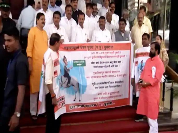 eknath shinde group targeted aaditya thackeray protest on the steps of the Vidhan Bhavan | युवराजांची 'दिशा' नेहमीच चुकली, शिंदे गटाकडून आदित्य ठाकरे लक्ष्य; विधानभवनाच्या पायऱ्यांवर आंदोलन eknath shinde group targeted aaditya thackeray protest on the steps of the Vidhan Bhavan | युवराजांची 'दिशा' नेहमीच चुकली, शिंदे गटाकडून आदित्य ठाकरे लक्ष्य; विधानभवनाच्या पायऱ्यांवर आंदोलन