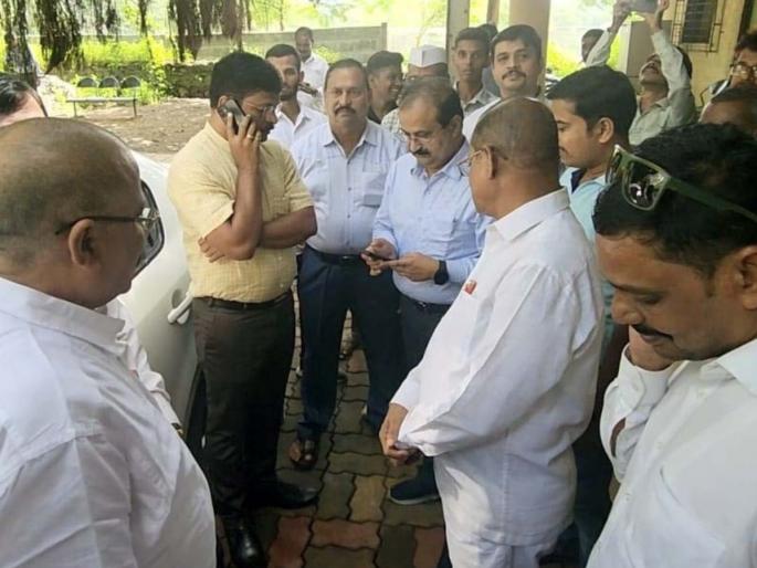 citizens and shivsena protest over potholes on roads in kalyan warns to locked KDMC office | रस्त्यावरील खड्डे भरले नाहीत तर केडीएमसी कार्यालयास टाळे ठोकू, संतप्त नागरीकांसह शिवसेनेचा इशारा citizens and shivsena protest over potholes on roads in kalyan warns to locked KDMC office | रस्त्यावरील खड्डे भरले नाहीत तर केडीएमसी कार्यालयास टाळे ठोकू, संतप्त नागरीकांसह शिवसेनेचा इशारा