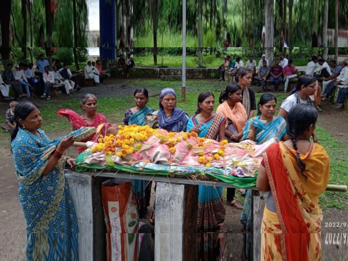Seven daughters gave a shoulder to the mother | आईला दिला सात मुलींनी खांदा Seven daughters gave a shoulder to the mother | आईला दिला सात मुलींनी खांदा