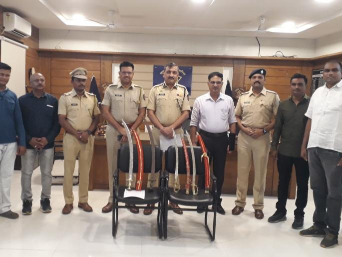 Four arrested with sharp swords Incident on Malegaon Road Taluka Police action | धारदार तलवारींसह चौघे जेरबंद; मालेगाव रोडवरील घटना, तालुका पोलिसांची कारवाई Four arrested with sharp swords Incident on Malegaon Road Taluka Police action | धारदार तलवारींसह चौघे जेरबंद; मालेगाव रोडवरील घटना, तालुका पोलिसांची कारवाई