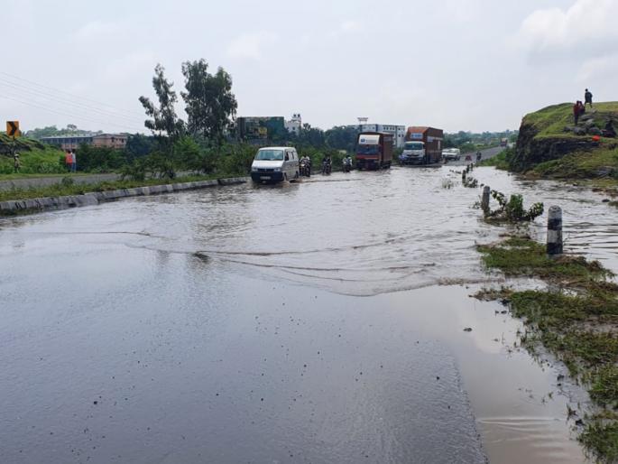 Water on Nashik Pune highway due to heavy rain | मुसळधार पावसामुळे नाशिक-पुणे महामार्गावर पाणीच पाणी Water on Nashik Pune highway due to heavy rain | मुसळधार पावसामुळे नाशिक-पुणे महामार्गावर पाणीच पाणी