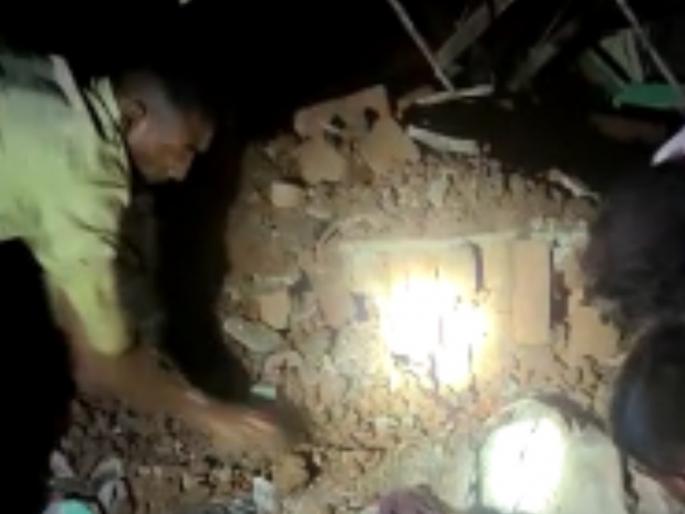 Two killed in house collapse in Vanjar wadi in Nashik district | नाशिक जिल्ह्यात वंजार वाडीत घर कोसळून दोन ठार Two killed in house collapse in Vanjar wadi in Nashik district | नाशिक जिल्ह्यात वंजार वाडीत घर कोसळून दोन ठार