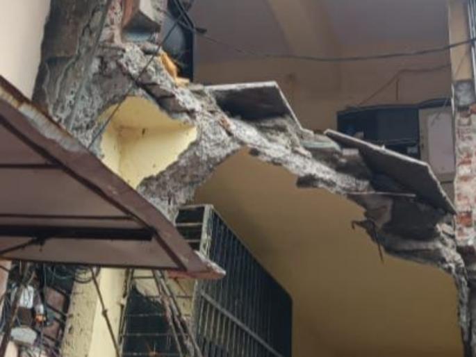 Ulhasnagar one person injured gallery of the building fell on the neighboring house | उल्हासनगरात इमारतीची गॅलरी शेजारील घरावर पडून एकाचा तर एक जण जखमी Ulhasnagar one person injured gallery of the building fell on the neighboring house | उल्हासनगरात इमारतीची गॅलरी शेजारील घरावर पडून एकाचा तर एक जण जखमी