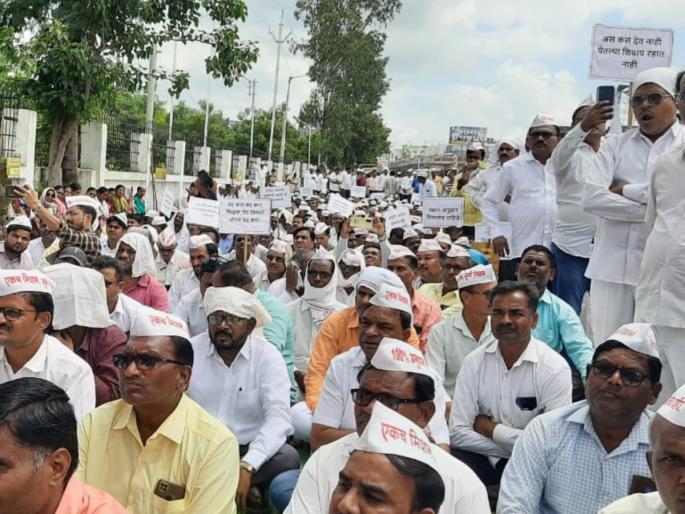 Morcha of Marathwada teachers Sangh for grant subsidy to unaided schools | मराठवाडा शिक्षक संघाचा धडक मोर्चा, विनाअनुदानित शाळांना अनुदान द्या Morcha of Marathwada teachers Sangh for grant subsidy to unaided schools | मराठवाडा शिक्षक संघाचा धडक मोर्चा, विनाअनुदानित शाळांना अनुदान द्या