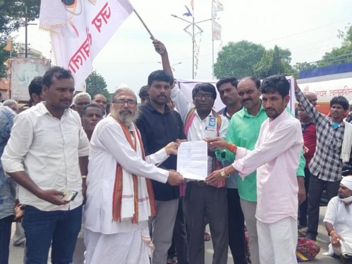protest for farmers demands in washim | शेतकऱ्यांच्या मागण्यांसाठी रास्ता राेकाे protest for farmers demands in washim | शेतकऱ्यांच्या मागण्यांसाठी रास्ता राेकाे