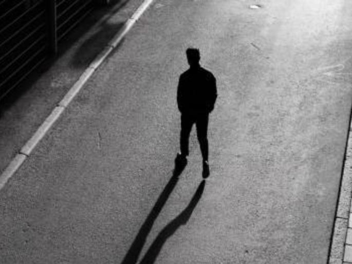 a thief in navi mumbai kalwa use to walk naked with oiled body to stealing the things at night near digha arrested | अंधेरी रातों में, सुनसान राहों पर...चोर नग्न फिरायचा, अंगावर तेल लावून करायचा चोरी! अखेर असा जाळ्यात अडकला...