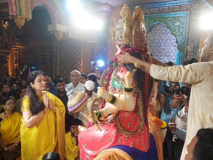 Rashmi Thackeray's presence at Tembhi Nakaya Devi, strong show of strength and sloganeering | टेंभी नाक्याच्या देवीला रश्मी ठाकरेंची हजेरी, जोरदार शक्तीप्रदर्शन अन् घोषणाबाजी Rashmi Thackeray's presence at Tembhi Nakaya Devi, strong show of strength and sloganeering | टेंभी नाक्याच्या देवीला रश्मी ठाकरेंची हजेरी, जोरदार शक्तीप्रदर्शन अन् घोषणाबाजी