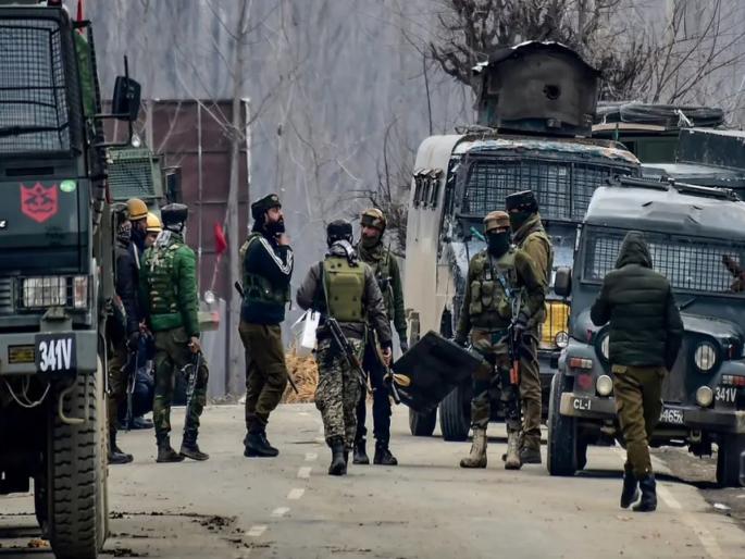 militants attacked on crpf party at pinglina area of pulwama one police personnel got martyred | जम्मू-काश्मीरच्या पुलवामामध्ये दहशतवादी हल्ला, पोलीस कर्मचारी शहीद तर एक CRPF जवान जखमी militants attacked on crpf party at pinglina area of pulwama one police personnel got martyred | जम्मू-काश्मीरच्या पुलवामामध्ये दहशतवादी हल्ला, पोलीस कर्मचारी शहीद तर एक CRPF जवान जखमी
