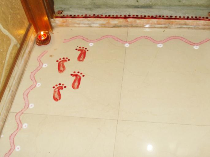 Diwali 2022: If the door does not have a threshold, make it before Lakshmi Pooja; Lakshmi will come and stay in the house! | Diwali 2022 दाराला उंबरठा नसेल तर लक्ष्मी पूजनाआधी तो बनवून घ्या; लक्ष्मी घरात येईल आणि राहीलही! Diwali 2022: If the door does not have a threshold, make it before Lakshmi Pooja; Lakshmi will come and stay in the house! | Diwali 2022 दाराला उंबरठा नसेल तर लक्ष्मी पूजनाआधी तो बनवून घ्या; लक्ष्मी घरात येईल आणि राहीलही!